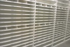 Warehouse shelving for garments