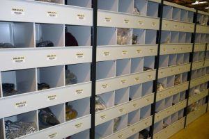 Compartment shelving for packets