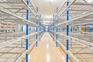 Longspan shelving with mesh decks