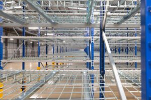 Longspan shelving mesh deck with integral divider
