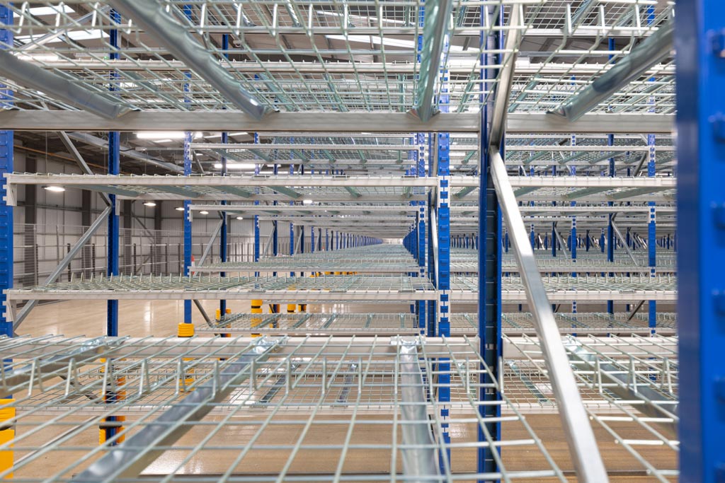 Longspan shelving mesh deck with integral divider