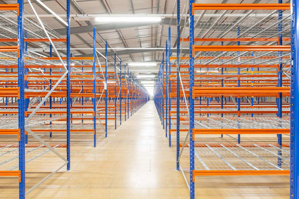 Warehouse shelving for retail boxes